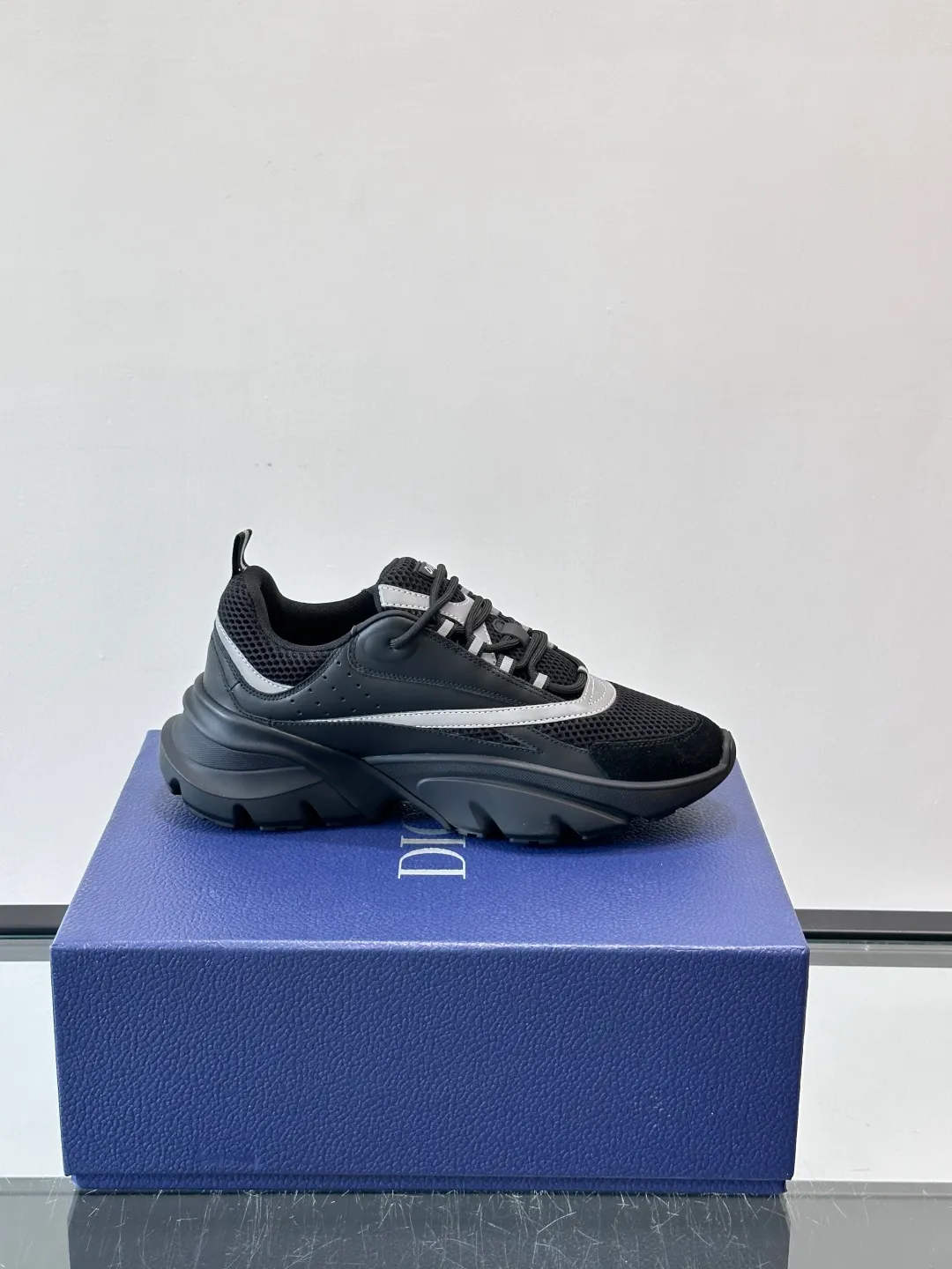 Men's shoes 💰p520 "Dior" B22 retro jogging shoes, inspired by classic jogging shoes, low-top thick sole design, cow leather + mesh fabric splicing, perfect texture and breathable. The black and white engraved rubber sole has great grip and comfort, and is OK for daily wear or sports! There is an embossed "CD" logo on the side of the shoe, which is low-key and recognizable. Rich colors, black and white, gray and blue, etc., versatile and fashionable, loved by European and American hip-hop circles and bloggers, a must-have for trendy wear size: 39-44 (customized at 45.46)